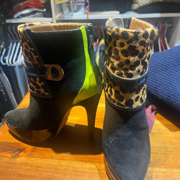 Leopard heeled ankle booties - Picture 2 of 3